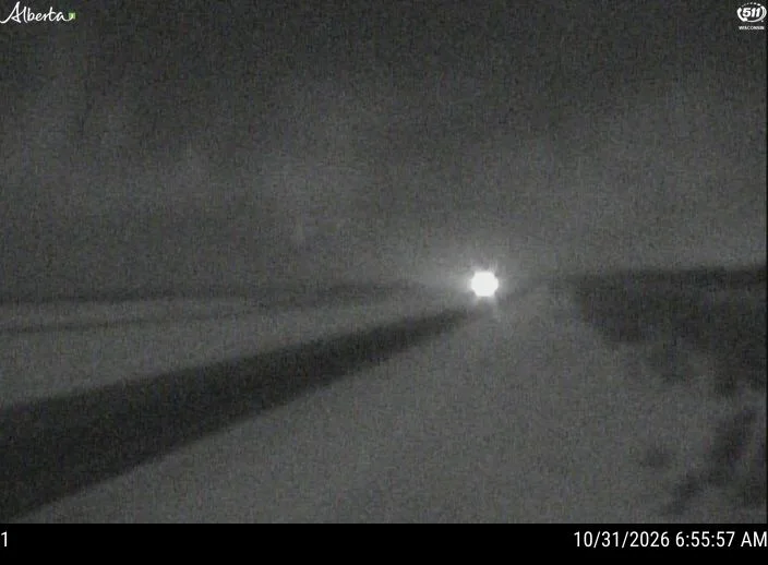 Hwy 63: approx. 94km S of Fort McMurray near Mariana Lake camera snapshot